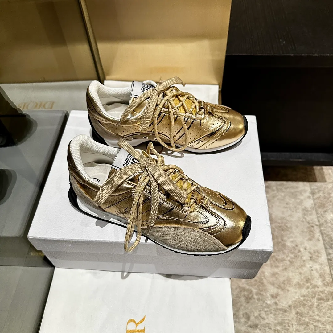 👟👟Ex-factory price 560👟👟, 2025, new series, this Dior, C'est sneaker shows eye-catching and fashionable style. Carefully crafted, the 3D printed design of the upper is super fashionable, and the details also add a touch of elegance. The lightweight two-tone sole offers exceptional comfort and sporty style. Can add a stylish touch to any casual look. The tongue and sole are decorated with the Christian Paris logo, and the cowhide design is styled. Women's size 35-40